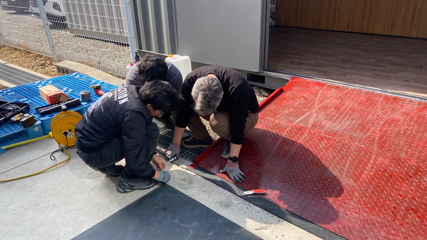 [23.03.20] 완료세탁물 보관 컨테이너 경사로 보완 작업